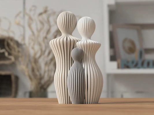 Familiefigur fra NorthLayer, moderne familie med forældre og børn, lavet af Family™-materiale, detaljrigt design, ideelt til hjemmedekoration.