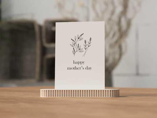 Nordlyder Flora kort- og billedholder i træ med plads til kort og billeder, elegant og funktionelt kontor- eller hjemmedekoration.