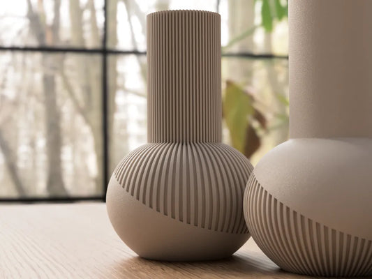 Aura vase af NorthLayer i moderne nordisk design, rund form med glat overflade og neutral farve, perfekt til blomsterdekoration.