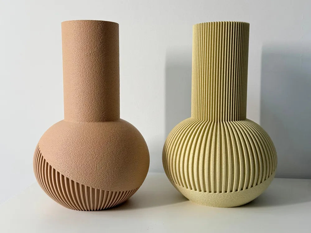 Moderne Nordisk Aura vase fra NorthLayer med glat, rund form og minimalistisk design, perfekt til blomsterdekoration.