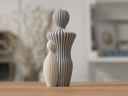 Familiefigur i nordisk design fra NorthLayer, træfigurer af forældre og børn i minimalistisk stil.