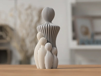 Familiefamiliefigur i nordisk design fra NorthLayer, viser en gruppe af figurer med moderne, minimalistisk udseende.
