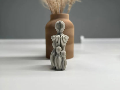 Familiefigur i nordisk design fra NorthLayer, viser en familie af figurer med moderne, minimalistisk stil og naturlige farver.