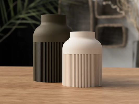 Nordic Duo vasesæt fra NorthLayer med to elegante keramiske vaser i moderne design, ideelle til blomster eller som dekor.