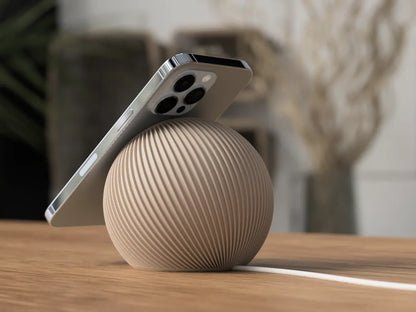 Nordic MagSafe-stand fra NorthLayer til trådløs opladning, viser holderen med iPhone monteret, sort design, moderne og funktionel.
