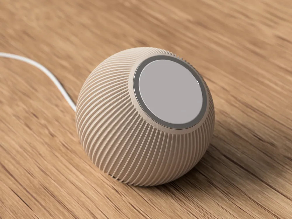 Nordic MagSafe stand fra NorthLayer til trådløs opladning, vises med iPhone monteret på en stilfuld holder.
