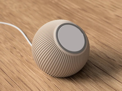 Nordic MagSafe stand fra NorthLayer til trådløs opladning, vises med iPhone monteret på en stilfuld holder.