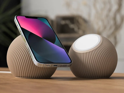 Nordic MagSafe-stand fra NorthLayer, trådløs opladerholder med plads til iPhone og magnetisk fastgørelse, sort design.