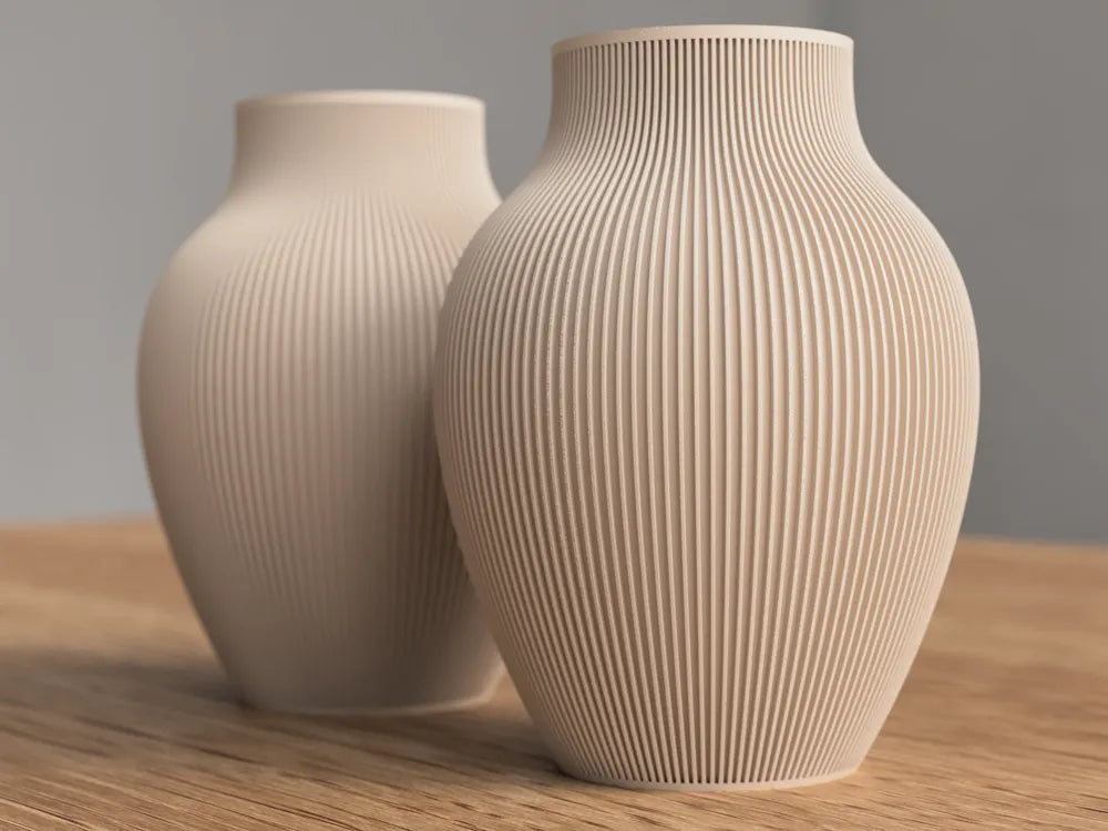 Nordic Line vase fra NorthLayer, dekorativ vase i moderne design, synlig i sort med glat overflade.