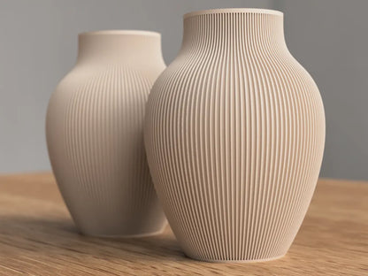 Nordic Line vase fra NorthLayer, dekorativ vase i moderne design, synlig i sort med glat overflade.