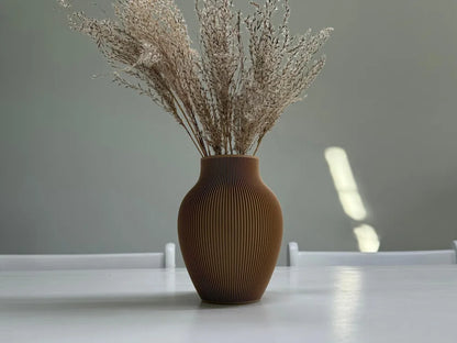 Nordic Line vase fra NorthLayer, dekorativ keramisk vase med moderne design, perfekt til blomster og hjemmedekoration.