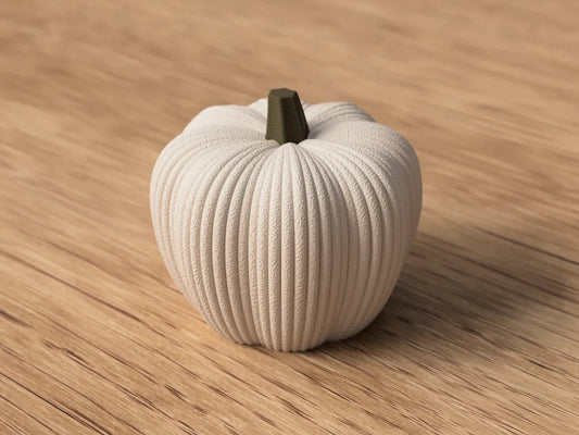 Nordic Pumpkin™ dekorativt græskar fra NorthLayer med orange farve og tekstur, ideelt til efterårsdekorationer.