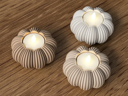 Nordic Bloom™ LED lysestage fra NorthLayer med moderne design og blød belysning, perfekt til hjemmet eller borddækning.