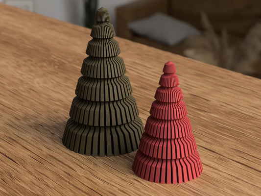 Nordic Fir™ juletræ fra NorthLayer, dekorativt grønt juletræ med naturtro grene og pynt, ideelt til julens indretning.